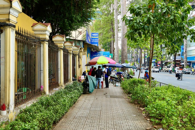 Hiện trạng phường đầu ti&ecirc;n ở TPHCM chuẩn bị thu ph&iacute; vỉa h&egrave; số - Ảnh 8.