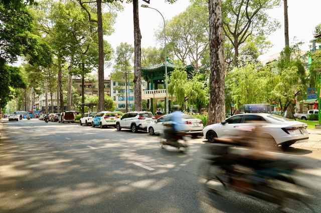 Hiện trạng phường đầu ti&ecirc;n ở TPHCM chuẩn bị thu ph&iacute; vỉa h&egrave; số - Ảnh 10.