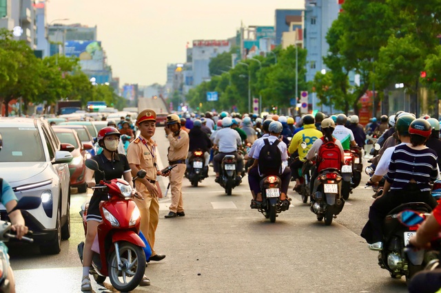 Đường Cộng H&ograve;a chiều 14-5: xe đ&ocirc;ng, kh&ocirc;ng &ugrave;n tắc k&eacute;o d&agrave;i - Ảnh 4.