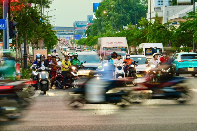Đường Cộng H&ograve;a chiều 14-5: xe đ&ocirc;ng, kh&ocirc;ng &ugrave;n tắc k&eacute;o d&agrave;i - Ảnh 8.