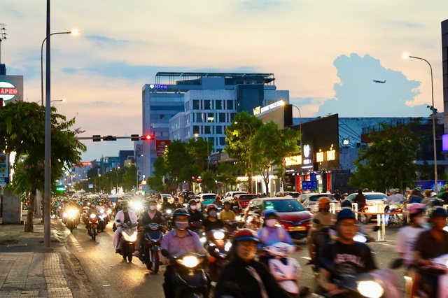 Đường Cộng H&ograve;a chiều 14-5: xe đ&ocirc;ng, kh&ocirc;ng &ugrave;n tắc k&eacute;o d&agrave;i - Ảnh 10.