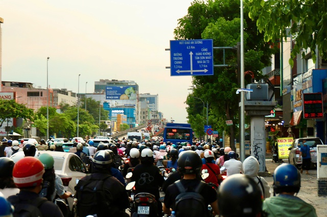 Đường Cộng H&ograve;a chiều 14-5: xe đ&ocirc;ng, kh&ocirc;ng &ugrave;n tắc k&eacute;o d&agrave;i - Ảnh 5.