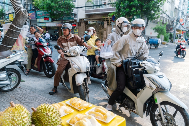 VIDEO: Sầu riêng giá rẻ “đổ bộ” vào TPHCM, tiểu thương bán hàng tấn mỗi ngày - Ảnh 6.
