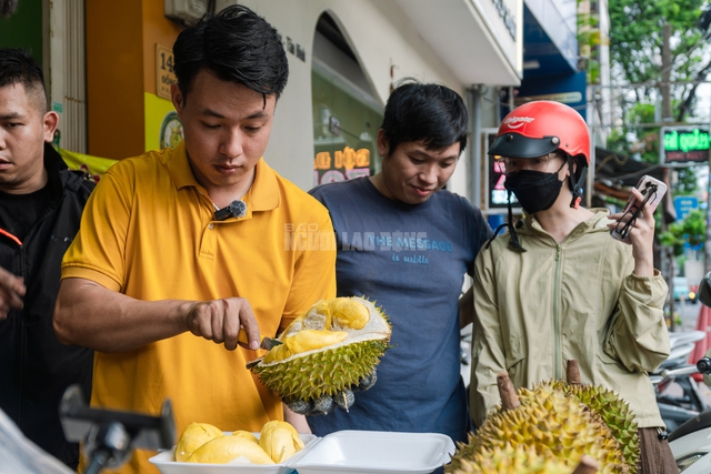 VIDEO: Sầu riêng giá rẻ “đổ bộ” vào TPHCM, tiểu thương bán hàng tấn mỗi ngày - Ảnh 8.