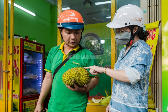 VIDEO: Sầu riêng giá rẻ “đổ bộ” vào TPHCM, tiểu thương bán hàng tấn mỗi ngày - Ảnh 14.