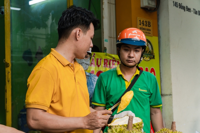 VIDEO: Sầu riêng giá rẻ “đổ bộ” vào TPHCM, tiểu thương bán hàng tấn mỗi ngày - Ảnh 15.