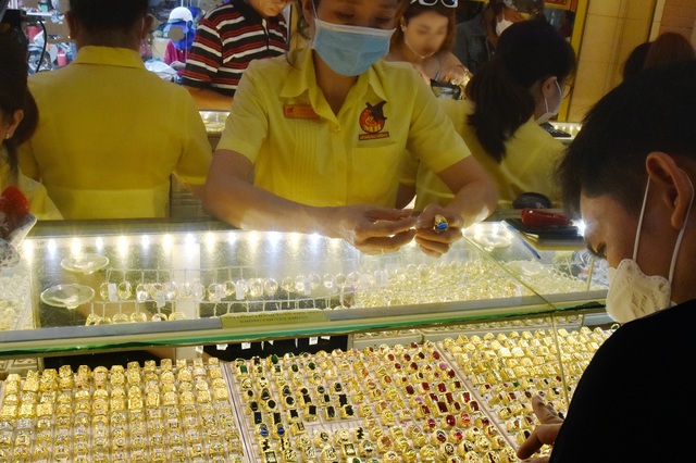 Gi&aacute; v&agrave;ng h&ocirc;m nay 16 - 5 giảm sốc hơn 120 USD / ounce , nh&agrave; đầu tư lo ngại lạm ph&aacute;t - Ảnh 1.