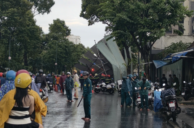 Gi&ocirc;ng lốc TPHCM g&acirc;y sập m&aacute;i t&ocirc;n , &ugrave;n tắc giao th&ocirc;ng nghi&ecirc;m trọng Chiều 17 - 5 - Ảnh 1.