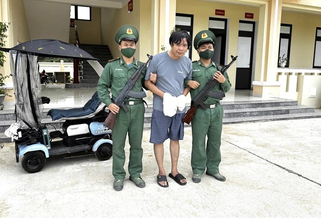 Bắt giữ đối tượng mang theo máy in tiền giả cùng sấp tiền giả - Ảnh 1.