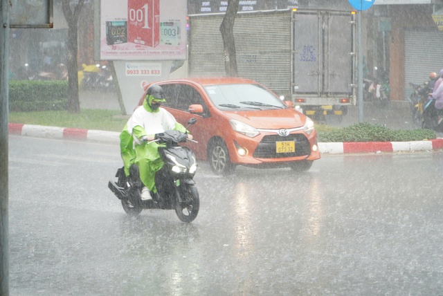 Thời tiết TPHCM: Mưa lớn kèm gió mạnh và sấm sét chiều nay - Ảnh 8.
