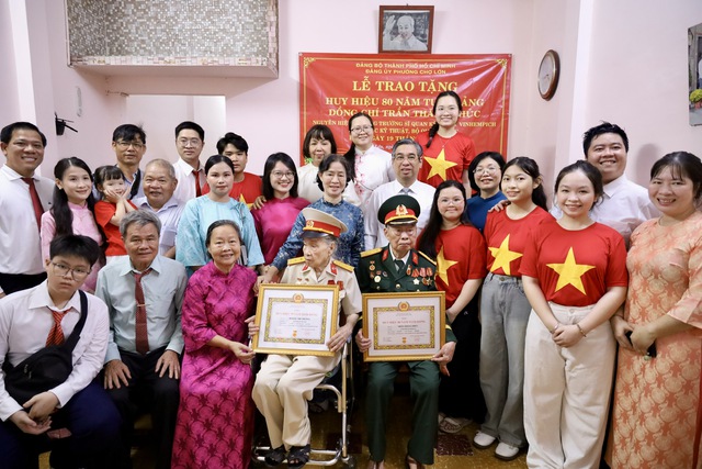 TPHCM trao Huy hiệu 80 và 70 năm tuổi Đảng cho hai đảng viên lão thành - Ảnh 9.