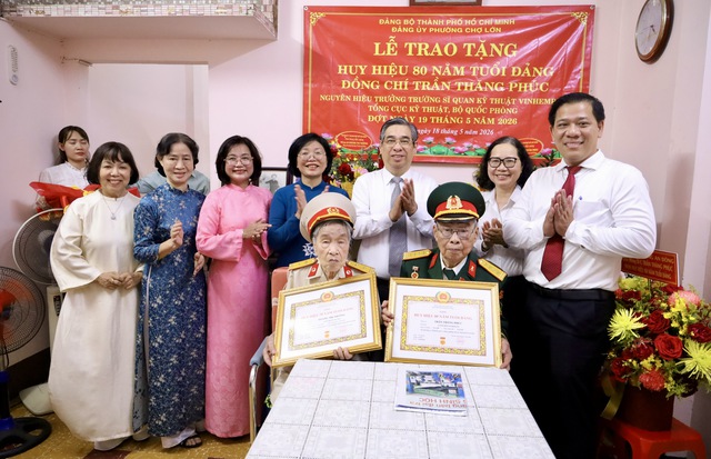 TPHCM trao Huy hiệu 80 và 70 năm tuổi Đảng cho hai đảng viên lão thành - Ảnh 7.