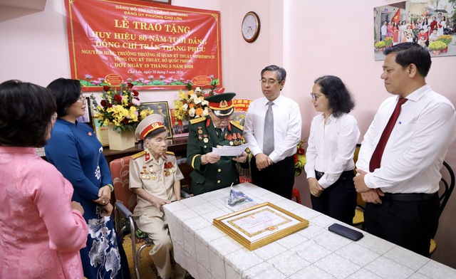 TPHCM trao Huy hiệu 80 và 70 năm tuổi Đảng cho hai đảng viên lão thành - Ảnh 6.