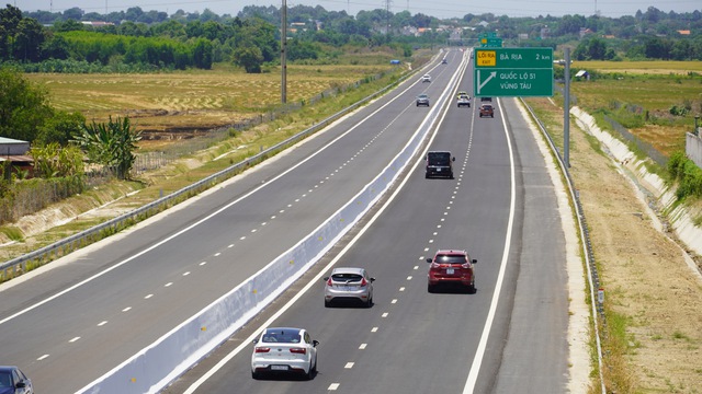 V&igrave; sao đường cao tốc Bi&ecirc;n Ho&agrave;-Vũng T&agrave;u vắng phương tiện dịp cao điểm? - Ảnh 4.