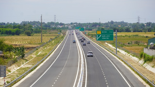 V&igrave; sao đường cao tốc Bi&ecirc;n Ho&agrave;-Vũng T&agrave;u vắng phương tiện dịp cao điểm? - Ảnh 7.