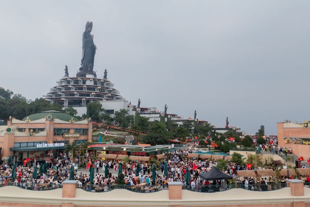 Tây Ninh đón hơn 300.000 lượt khách dịp lễ, Núi Bà Đen tiếp tục “hút khách” - Ảnh 1.