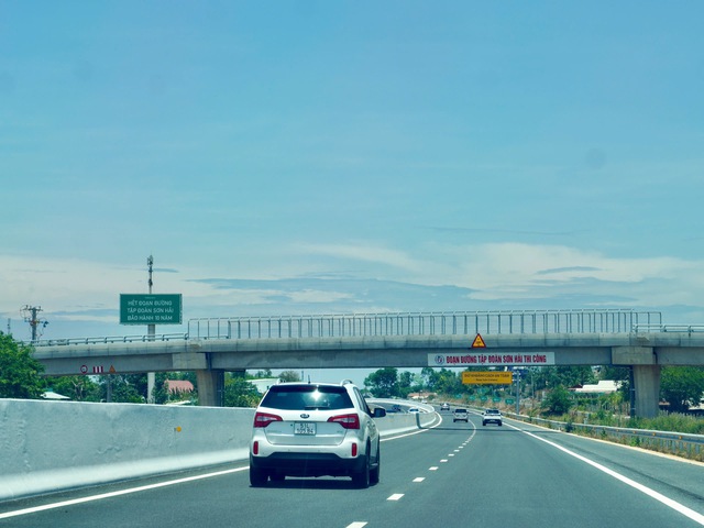 V&igrave; sao đường cao tốc Bi&ecirc;n Ho&agrave;-Vũng T&agrave;u vắng phương tiện dịp cao điểm? - Ảnh 1.