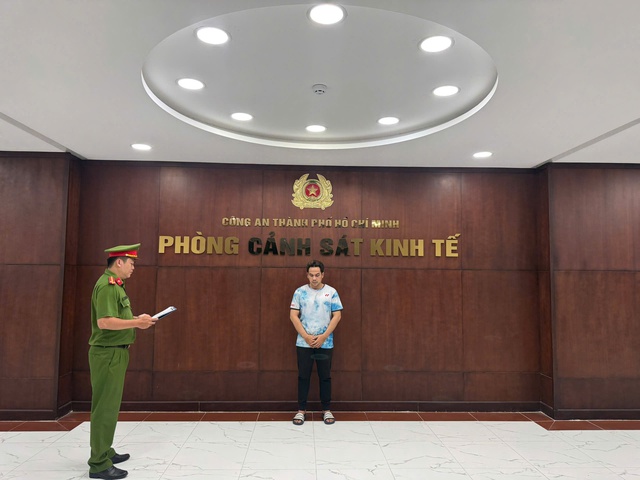 Công an TPHCM đồng loạt khám xét 3 địa điểm, bắt một chủ hộ kinh doanh - Ảnh 1.