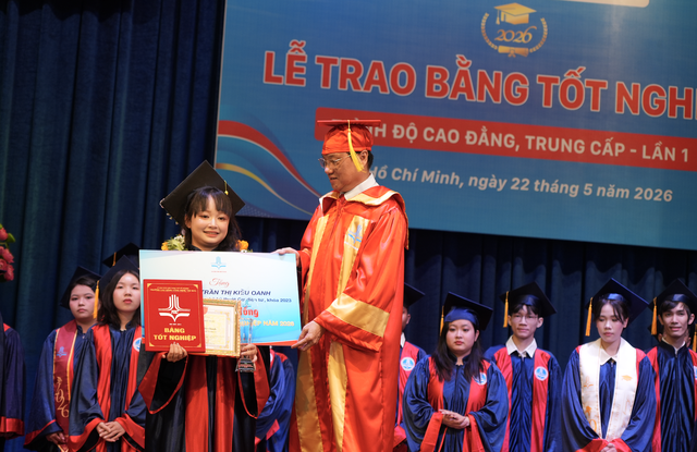 Thủ khoa ngành đạt điểm rèn luyện tuyệt đối - Ảnh 1.