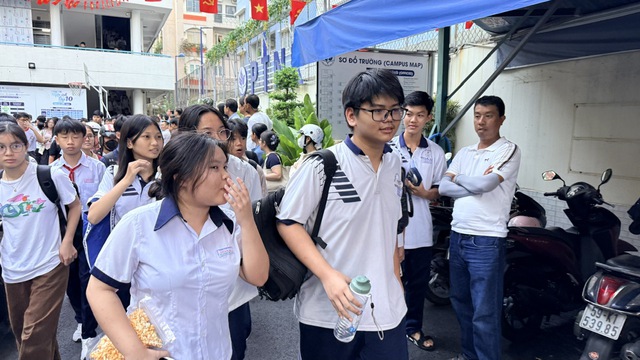 Sáng nay, hơn 4.700 thí sinh thi lớp 10 Trường Phổ thông Năng khiếu TPHCM - Ảnh 6.