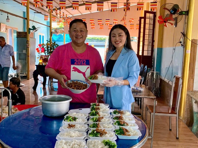 Hoa hậu Dạ Minh Châu gây xúc động khi diện áo dài hát phục vụ các bệnh nhi ung thư - Ảnh 2.
