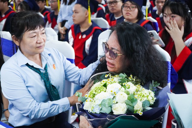 Phụ huynh bật khóc trong lễ tốt nghiệp vì quá nhớ con - Ảnh 2.