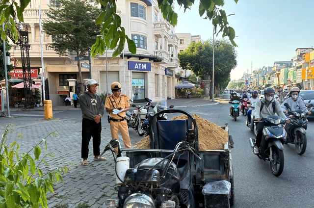 CSGT TPHCM tịch thu 185 xe ba bánh tự chế, không rõ nguồn gốc - Ảnh 1.