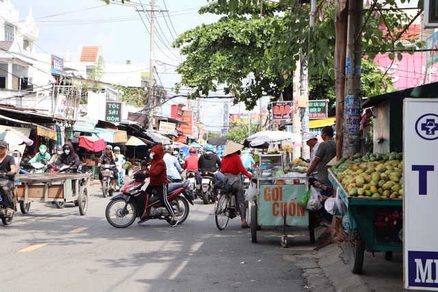 TPHCM: Đường thành chợ tự phát, người dân phải đi xuống lòng đường - Ảnh 1.