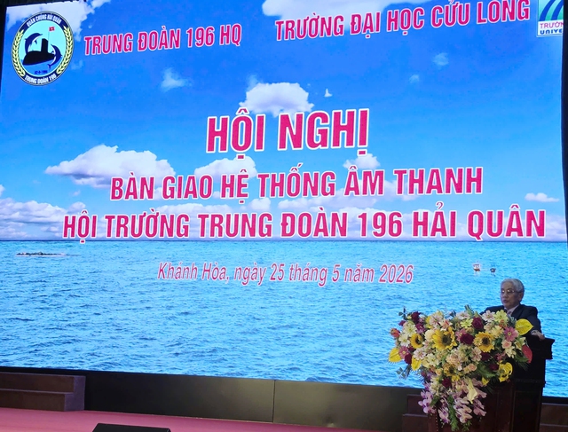 Món quà ý nghĩa của Trường Đại học Cửu Long dành cho Trung đoàn 196 Hải quân - Ảnh 2.