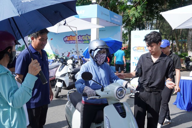 VinFast Evo Lite “chiếm sóng” tại ngày hội “Đổi xăng lấy điện”, thu hút hàng trăm lượt lái thử - Ảnh 2. VinFast Evo Lite “chiếm sóng” tại ngày hội “Đổi xăng lấy điện”, thu hút hàng trăm lượt lái thử - Ảnh 2.