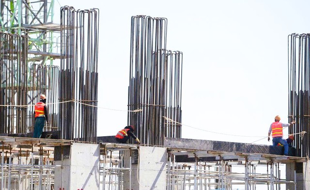 Người lao động mưu sinh dưới cái nắng bóng rát 40 độ C - Ảnh 1.