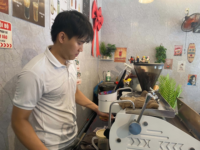 Các hàng quán, hộ kinh doanh ở Đà Nẵng giải bài toán tiền điện mùa nắng nóng - Ảnh 1.