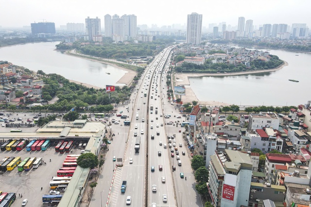 H&igrave;nh ảnh người d&acirc;n trở lại H&agrave; Nội kh&ocirc;ng &ugrave;n tắc giao th&ocirc;ng ng&agrave;y cuối lễ 2026 - Ảnh 1.