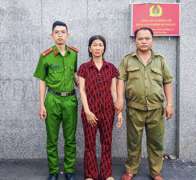 Công an TPHCM bắt khẩn cấp kẻ giật cọc vé số của người nghèo - Ảnh 1.