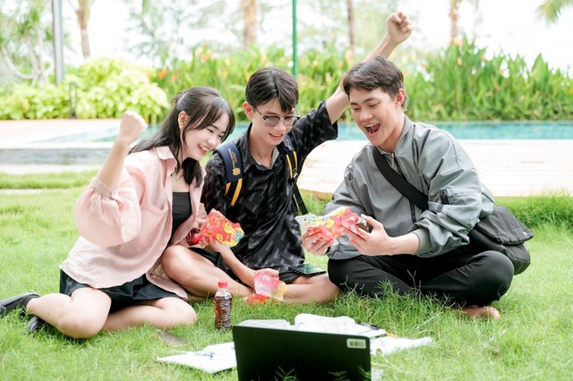 Giải khát giữa ngày nắng nóng, nhiều người tranh thủ xé nhãn chai nước để thử vận may - Ảnh 1.