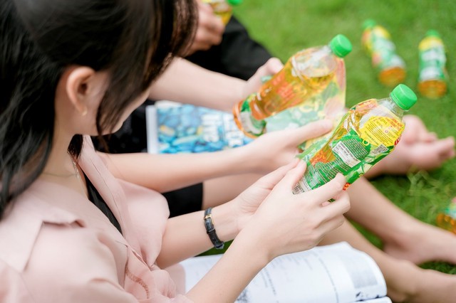Giải khát giữa ngày nắng nóng, nhiều người tranh thủ xé nhãn chai nước để thử vận may - Ảnh 4.