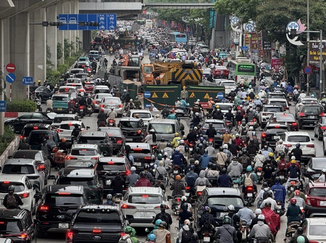 Hà Nội vẫn chưa cấm xe máy xăng tại vùng lõi trong Đề án phát thải thấp 2026 - Ảnh 1. Hà Nội vẫn chưa cấm xe máy xăng tại vùng lõi trong Đề án phát thải thấp 2026 - Ảnh 1.