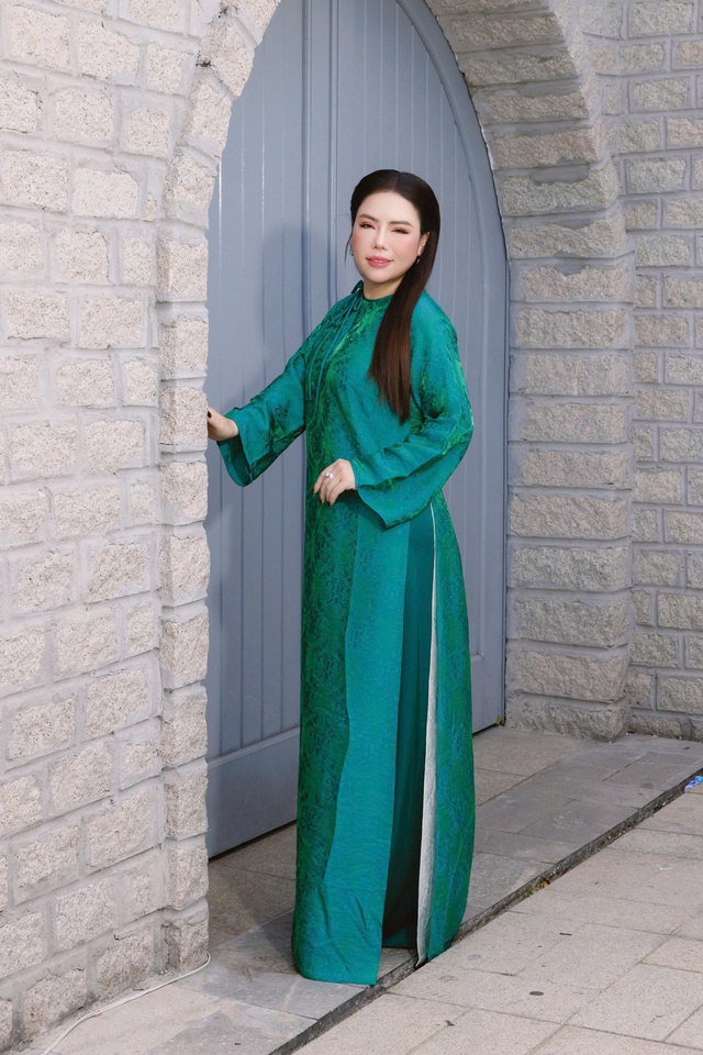 Doanh nhân Lê Thùy đa sắc, dịu dàng trong tà áo dài - Ảnh 1.