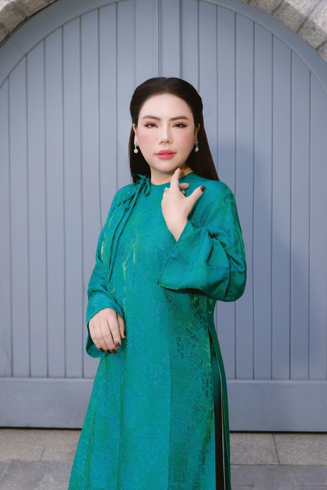 Doanh nhân Lê Thùy đa sắc, dịu dàng trong tà áo dài - Ảnh 2.