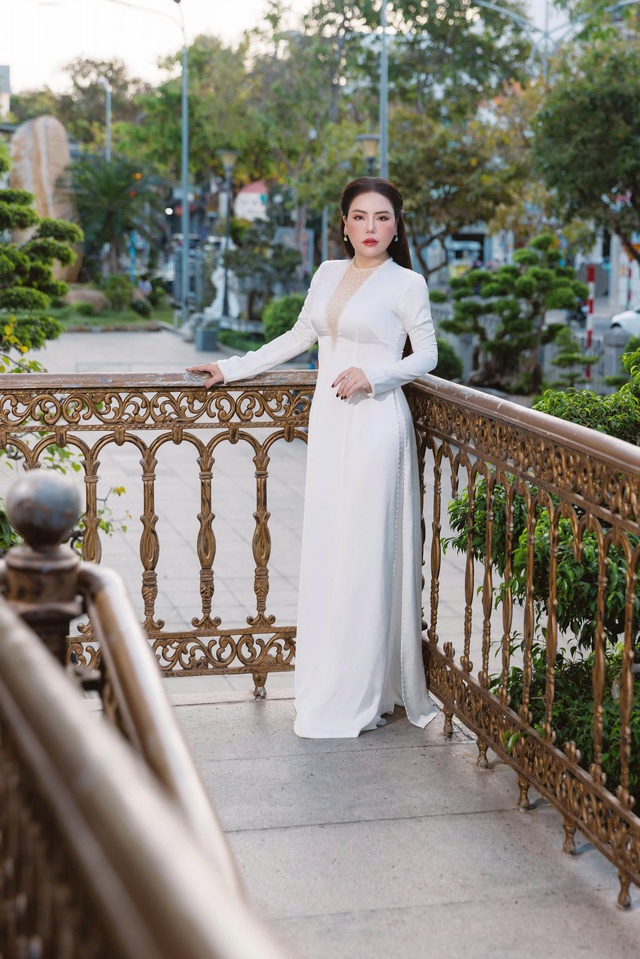 Doanh nhân Lê Thùy đa sắc, dịu dàng trong tà áo dài - Ảnh 5.