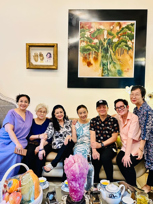 Kỳ nữ Kim Cương hội ngộ với bạn nghề, gom nhặt ký ức sàn diễn - Ảnh 1.