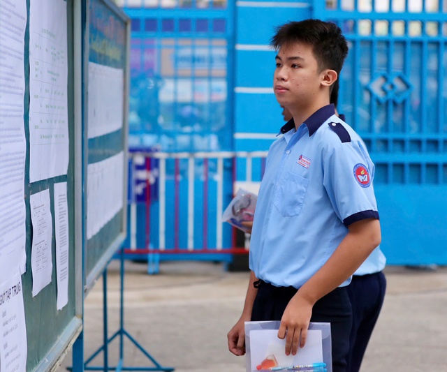 Gần 152.000 thí sinh TPHCM bước vào kỳ thi lớp 10: Hồi hộp đề thi ngữ văn - Ảnh 2.