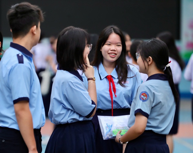 Gần 152.000 thí sinh TPHCM bước vào kỳ thi lớp 10: Hồi hộp đề thi ngữ văn - Ảnh 3.