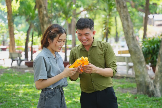Nắng nóng kéo dài, nhiều người nán lại xé nhãn chai nước sau khi giải khát - Ảnh 1.