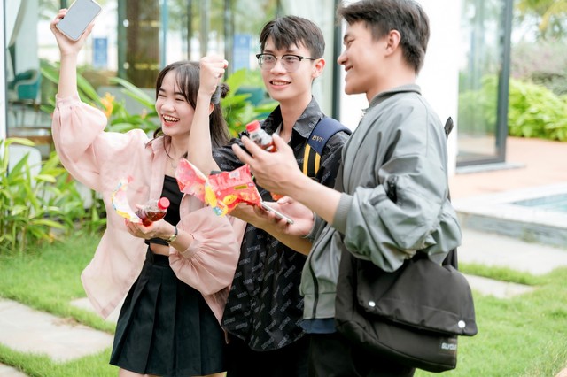 Nắng nóng kéo dài, nhiều người nán lại xé nhãn chai nước sau khi giải khát - Ảnh 2.