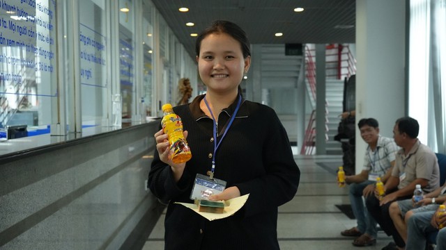 Nắng nóng kéo dài, nhiều người nán lại xé nhãn chai nước sau khi giải khát - Ảnh 4.