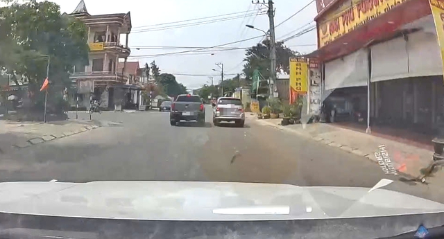 Xử phạt 2 lái xe dừng ô tô gây cản trở giao thông tại Quảng Trị - Ảnh 1.