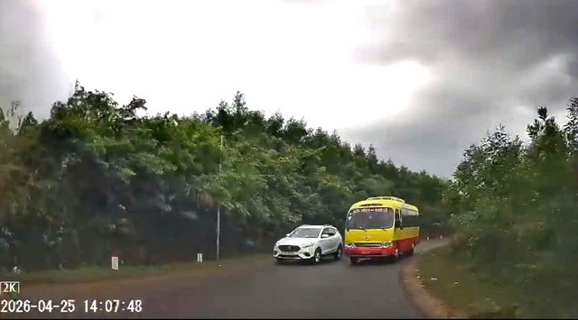 Tài xế xe buýt vượt ẩu trên đèo Cùa bị xử phạt nghiêm khắc năm 2026 - Ảnh 1.