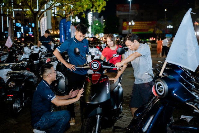 Khách hàng chạy xe máy điện “chill” hơn nhờ chính sách hậu mãi 5 sao và hạ tầng “khủng” của VinFast - Ảnh 1.