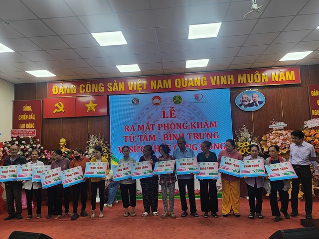 Người phụ nữ nu&ocirc;i 3 ch&aacute;u nhỏ bật kh&oacute;c khi lần đầu được kh&aacute;m bệnh miễn ph&iacute; - Ảnh 8.